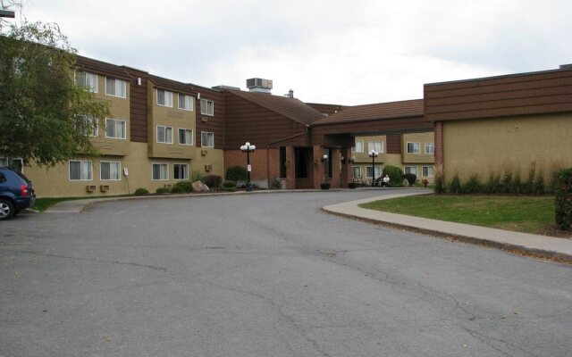 Отель Travelodge by Wyndham Ottawa East Канада, Оттава - отзывы, цены и фото номеров - забронировать отель Travelodge by Wyndham Ottawa East онлайн вид на фасад