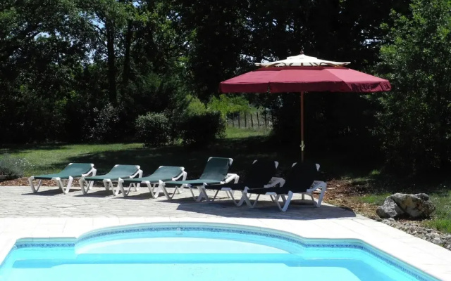 Luxurious Holiday Home with Pool in Ajat France