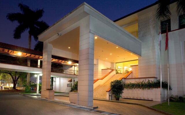 Отель Diamond Westlake Suites вид на фасад
