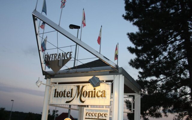 Hotel Monica вид на фасад
