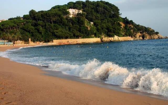 Отель H.Top Secret 3 Hotel Lloret de Mar Aoa Испания, Льорет-де-Мар - отзывы, цены и фото номеров - забронировать отель H.Top Secret 3 Hotel Lloret de Mar Aoa онлайн пляж