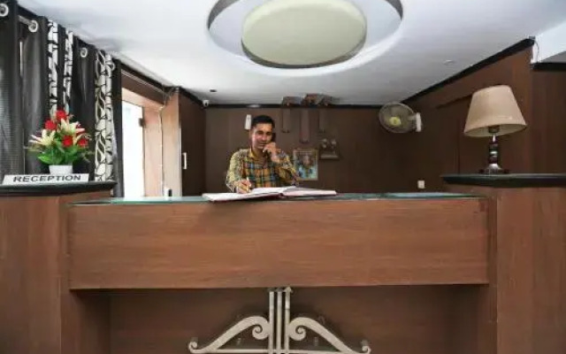 OYO 13672 Hotel Dhruv