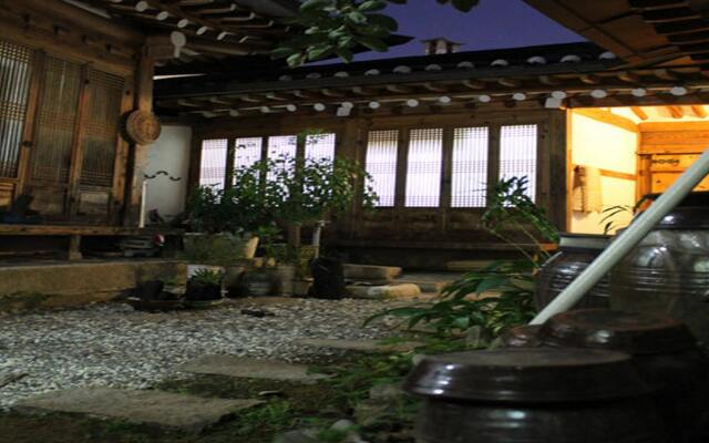 Отель Moda Hanok Guesthouse