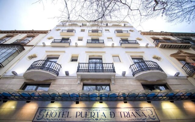 Отель Petit Palace Puerta de Triana вид на фасад