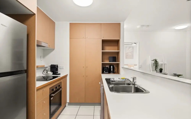 Vibrant 2-bed Apartment With Pool and Gym Access