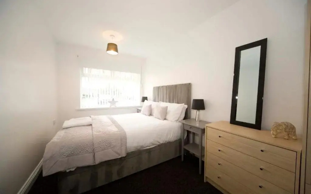 Belmont Budget Apartment