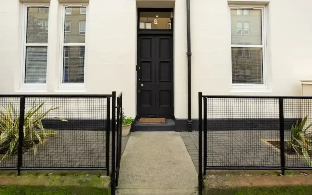 Spacious 2 Bedroom House Near The Meadows