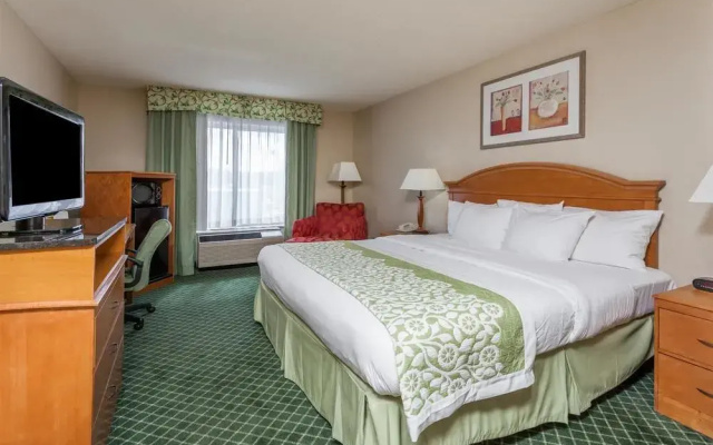 Days Inn & Suites Warren
