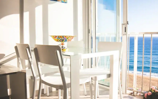 Cozy Loft in Front of the Sea