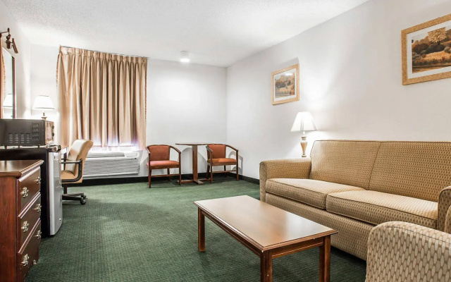 Econo Lodge Inn & Suites Fort Jackson Area