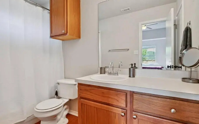 Cozy Getaway, Minutes from Austin!