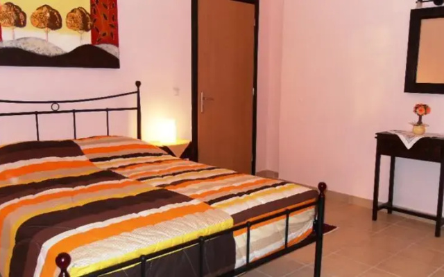 Omorfi Poli Apartment