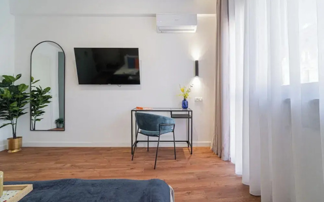 Playful & Trendy 2BR on Regina Elisabeta, Steps to Cismigiu Gardens | Bathtub & Boulevard Views