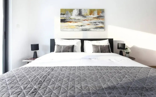 Modern 1BR w/ Gorgeous Marina Views! Sleeps 4