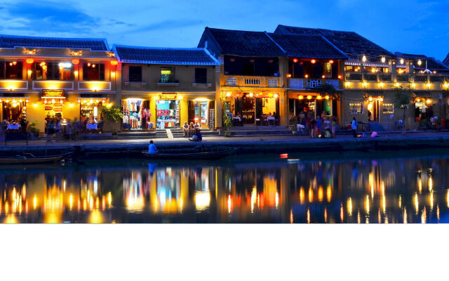 Royal Riverside Hoi An Hotel вид на фасад