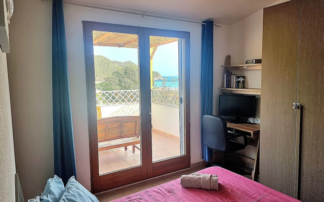 Stylish Home With Views, 4 min Walk to the Beach!!