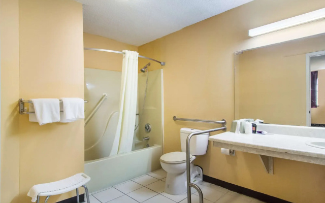 Super 8 by Wyndham Darien
