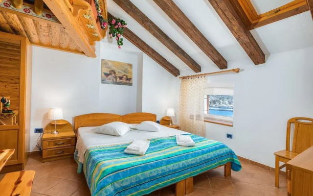 Apartment in Cres With Sea View and Old Town