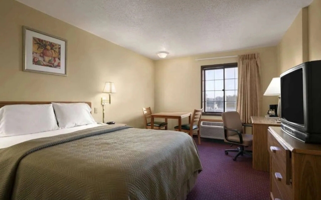 Travelodge Inn & Suites