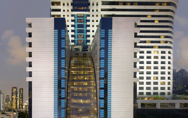 Отель AVANI Atrium Bangkok вид на фасад