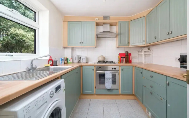 Redhill Holiday Home Sleeps 4 - Parking