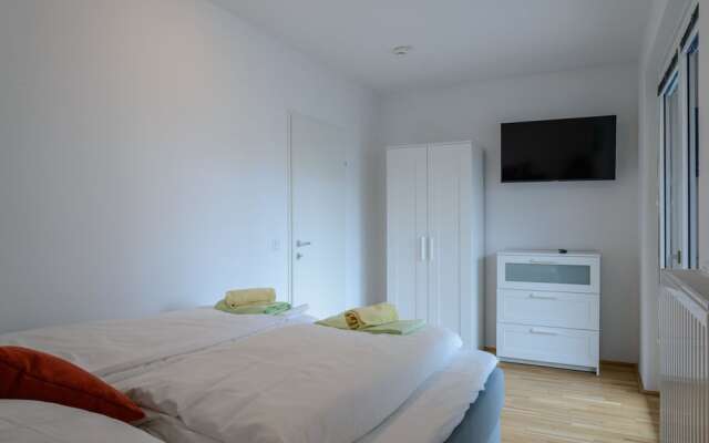 Апартаменты FeelGood Apartments Seestadt Green Living Вена комната для гостей