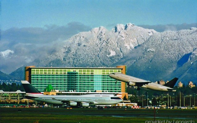Отель Fairmont Vancouver Airport In-Terminal Hotel Канада, Ричмонд - 1 отзыв об отеле, цены и фото номеров - забронировать отель Fairmont Vancouver Airport In-Terminal Hotel онлайн вид на фасад