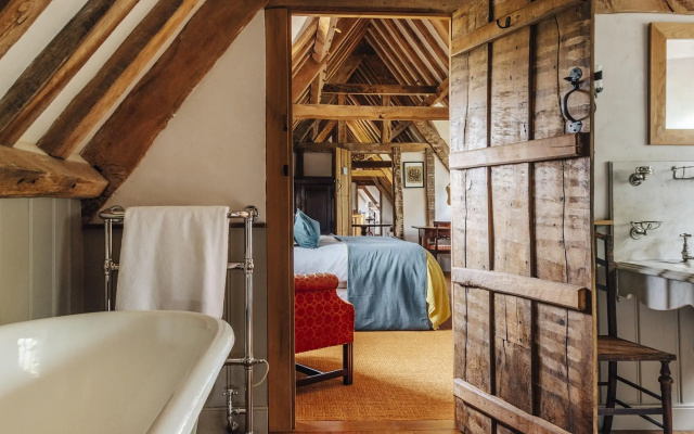 Lavish Tudor Hall Gardens - Sleeps 14