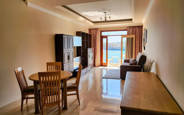 Seafront Apartment - Wifi - Sleeps 5 - Fl2