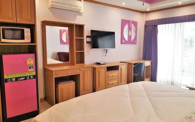 Spacious 3rd Floor Studio at Baan Suan Lalana