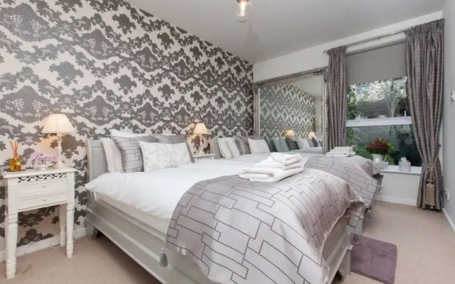 Holyrood Residence - Luxury Apartment With Parking