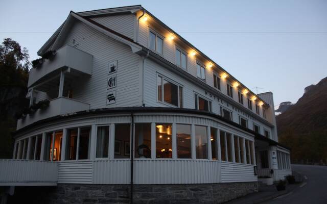 Отель Hotell Utsikten Geiranger - by Classic Norway вид на фасад