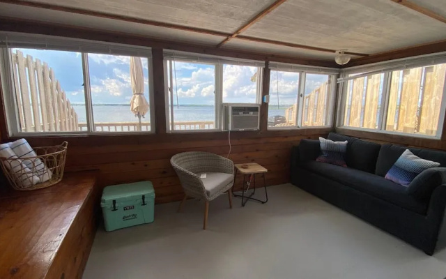 Bungalow 8 - 1br, Waterfront
