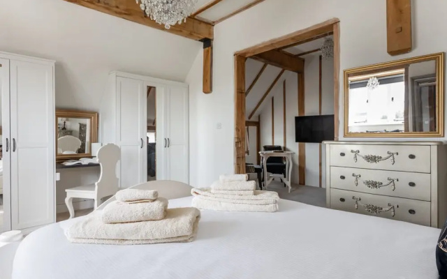 Plume Apartment by Creative Stays