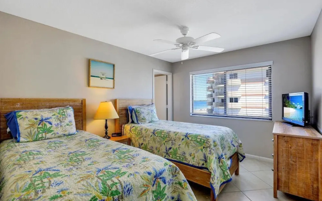 Inviting Beachfront Condo With Pool, spa and Views