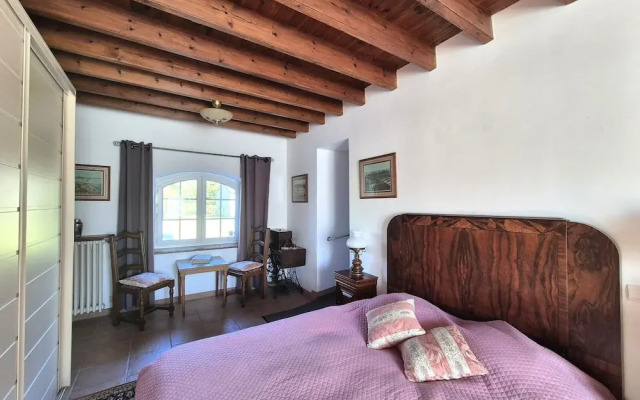 Spacious Family Home Near the Sea