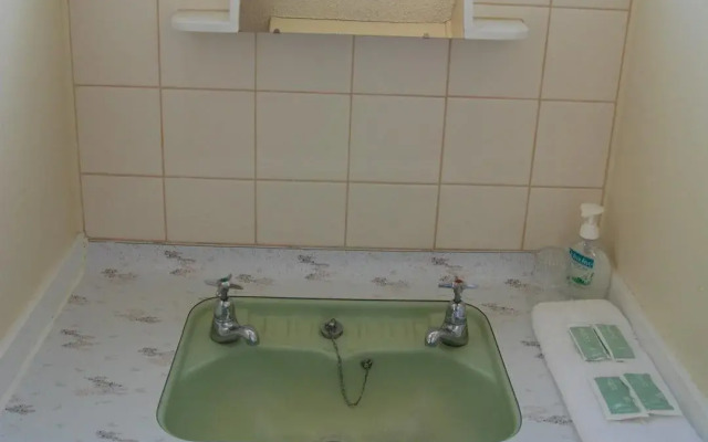 Manhattan Lodge Motel