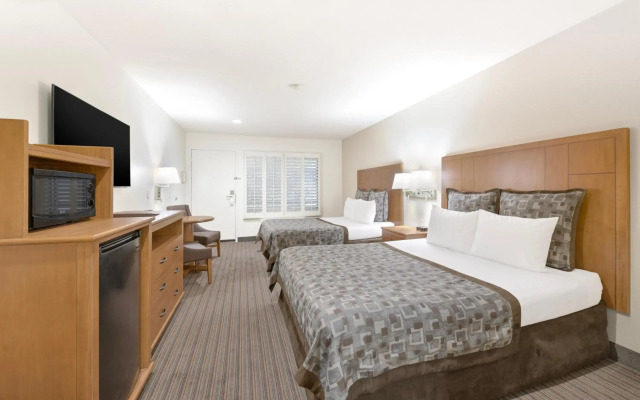 Anaheim Desert Inn & Suites