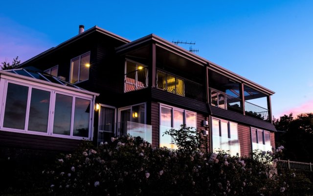Black Swan Lakeside Hotel in Rotorua, New Zealand from 391$, photos, reviews - zenhotels.com