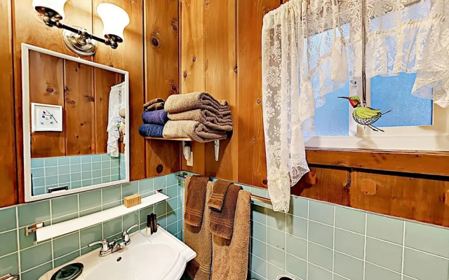 Becky's Boathouse 3BR by RedAwning