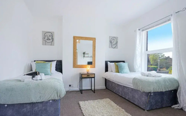 5 Bed House - Sleeps 10 - Parking - Wifi