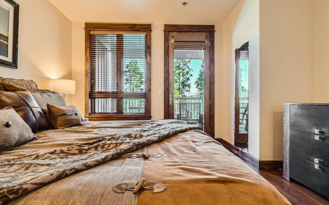 Bluesky 505 4 Bedroom Condo by RedAwning