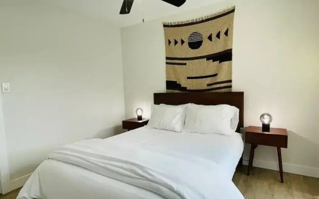 Walkable OTS Mid Century Condo-Pool