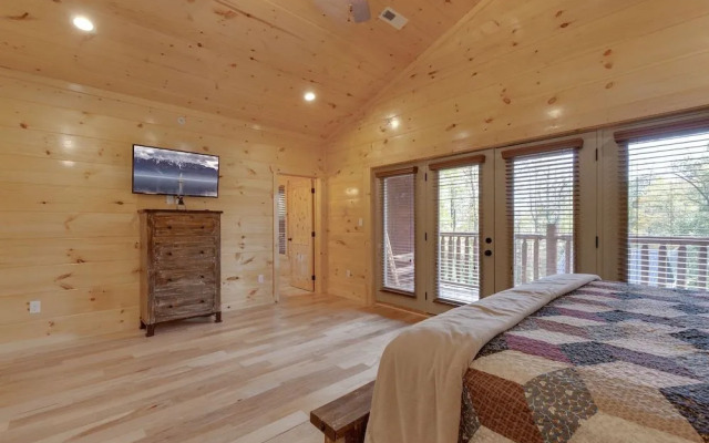 Smoky Mountain Splash by Jackson Mountain Rentals
