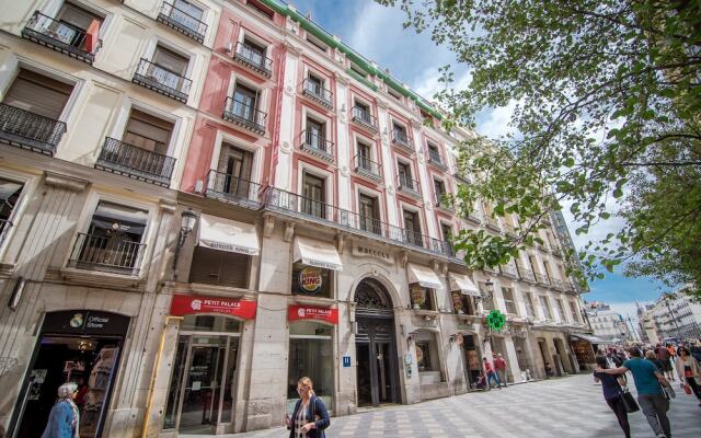 Отель Petit Palace Puerta del Sol вид на фасад