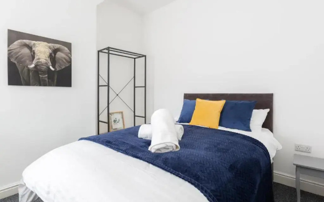 Clayton House - Spacious home near Etihad Stadium