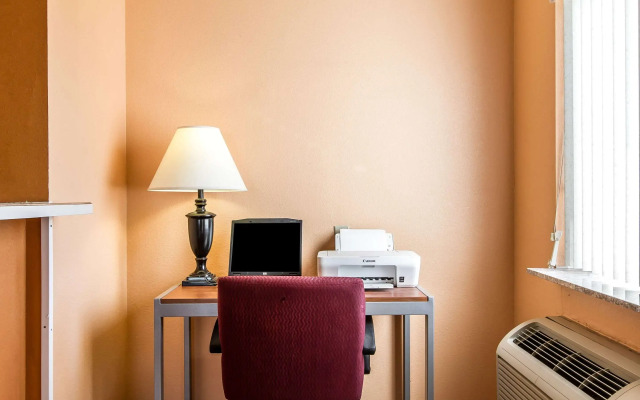 Econo Lodge Inn & Suites Pekin - Peoria Area
