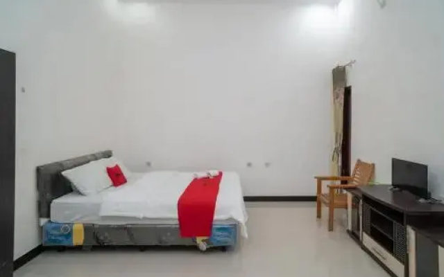 Reddoorz Plus Near Syamsudin Noor Airport