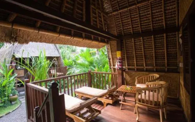 Alam Nusa Bungalow Huts & Spa