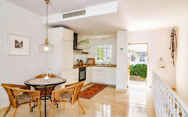 AP165 - Aloha Pueblo, Marbella by roomservices